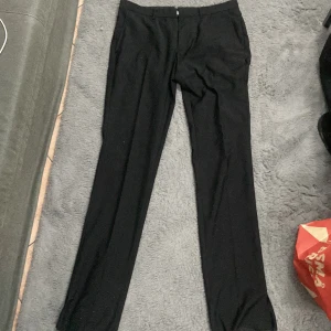 Kostym byxor från Cedar wood state  - Säljer dessa lågmidjade kostymbyxor med slit längst ner då de är för små för mig, super fina och bra skick!