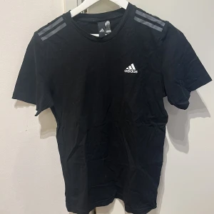Adidas t-Shirt  - Storlek S Använd fåtal ggr, den är i bra skick.  
