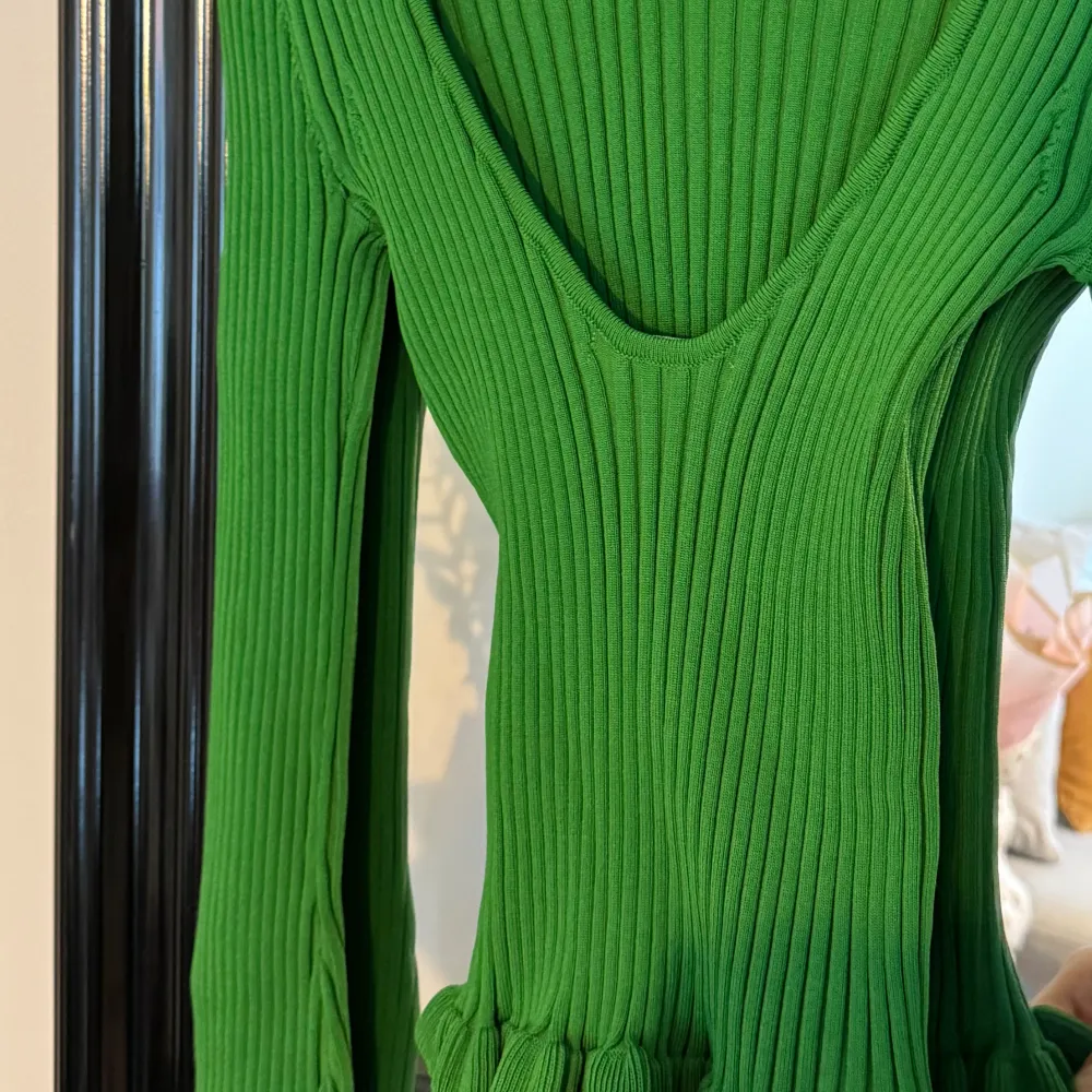 Grön helt oanvänd tröja jätte fin och skön i materialet, väldigt stor i storleken, öppen i ryggen lite och stäng där framme men går och vända på den hur man vill. Tröjor & Koftor.