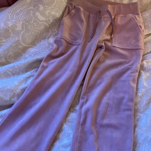 Rosa juicy couture byxor - Jag säljer mina ljus rosa juicy couture byxor i storlek xs. Byxorna är använda men dem är inte trasiga. Köptes för 1100kr på juicys egna hemsida. Kontakta för mera bilder/info. Köparen står för frakten.