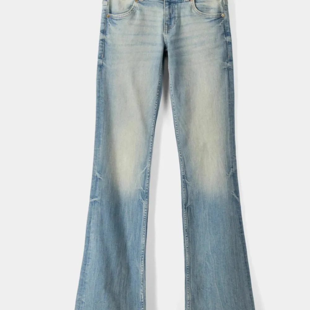 Populära low waist bootcut jeans från breshka i storlek 32! Nypris 429. De är i bra skick och har inga defekter alls. Säljer på grund av att de är för korta för mig som  är ca. 170cm. Skriv för mått eller fler bilder. Pris går att diskutera!❤️❤️❤️❤️❤️  . Jeans & Byxor.