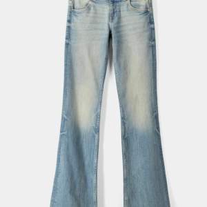 Populära low waist bootcut jeans från breshka i storlek 32! Nypris 429. De är i bra skick och har inga defekter alls. Säljer på grund av att de är för korta för mig som  är ca. 170cm. Skriv för mått eller fler bilder. Pris går att diskutera!❤️❤️❤️❤️❤️  