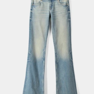 Bershka jeans - Populära low waist bootcut jeans från breshka i storlek 32! Nypris 429. De är i bra skick och har inga defekter alls. Säljer på grund av att de är för korta för mig som  är ca. 170cm. Skriv för mått eller fler bilder. Pris går att diskutera!❤️❤️❤️❤️❤️  