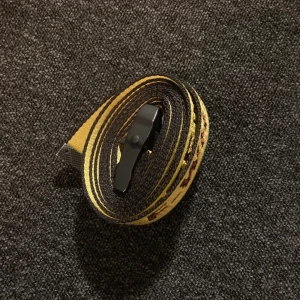 Off white bälte  - Nu ska jag sälja mitt off white bälte för de inte kommer till nån nytta längre då jag inte använder de. De är äkta och de är inte använt mycket. De är2 meter långt jag har även sparat taggen som man fick med 