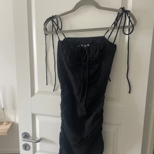 Adoore Santorini Dress - Superfin oanvänd klänning från ADOORE, men fina detaljer vid bysten och midjan (säljer likadan i vit)