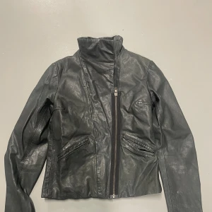Skinnjacka vintage - Snygg skinnjacka i grå ton med krage, snygg både öppen och stängd. 