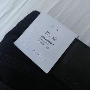 Svarta jeans från bikbok: ”LOW STRAIGHT” (low waist och straight leg) storlek 27/32. Nypris 600kr, helt nya prislapp kvar, därav priset, kan dock sänka vid snabb affär