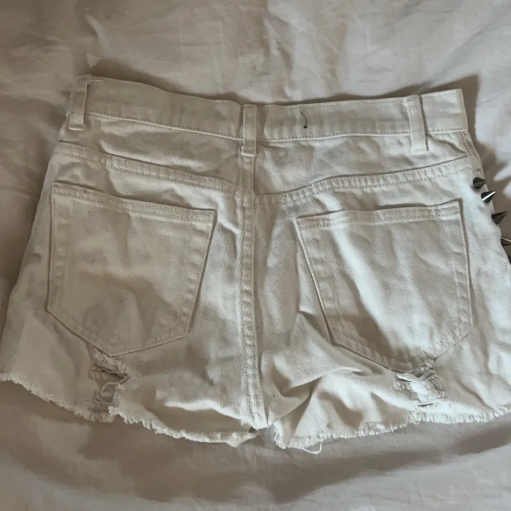 Säljer ett par vita shorts med nitar på från BikBok💞 Sitter jätte fint på men använder aldrig.. Shorts.