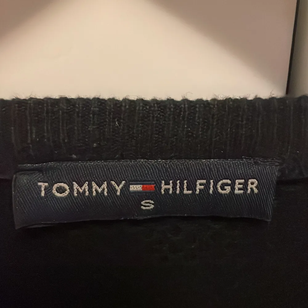 Riktigt fin Tommy Hilfiger sweatshirt. Pris kan diskuteras! Hör av dig vid frågor och funderingar.. Tröjor & Koftor.