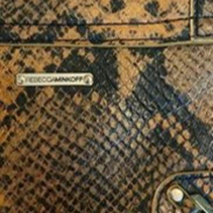 Rebecka Minkoff Axelremsväska - Bara fått vara i garderoben sista tiden då jag alltid köper på mig för många väskor. En liten RebeckaM axelremsväska som du får plats med plånbok, telefon mm. Den är superfin med ormskinnsmönster i orangea toner. Nitar av guld och blått mönster inuti