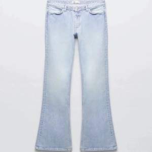 Zara low waist jeans  Ljusblå  Passar mig i längden som är 166  Betalning sker via swisch Skickar spårbart🫶🏼
