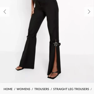 Helt ny byxa  - Spänne detalj, helt ny. Jätte fin och cool 