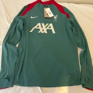 Säljer Liverpool FC träningströja som är helt ny, aldrig använd. Prislappen är kvar. Pris kan diskuteras 