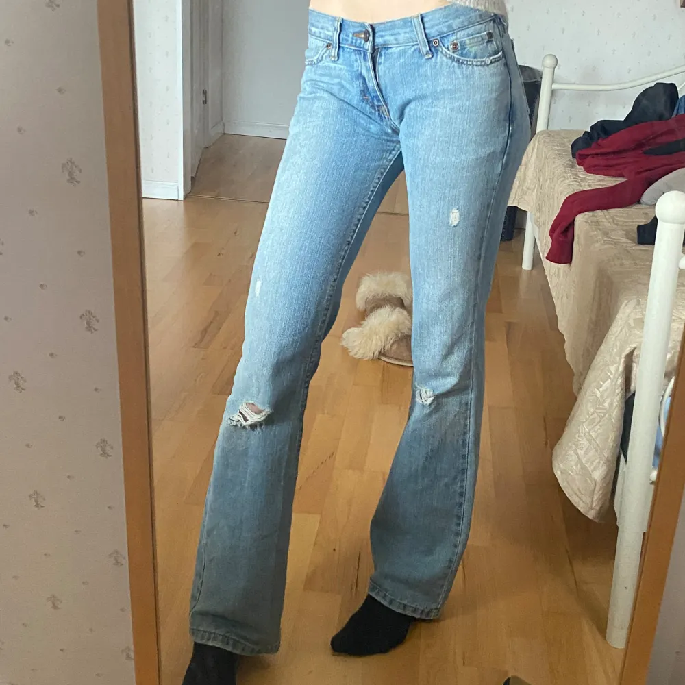 Säljer lågmidjade bootcut jeans från abercrombie and fitch! Perfekt längd på mig som är 174 och nice färg till sommaren🥰🥰🥰midjemått: 72 Innerbenslängden: 82. Jeans & Byxor.