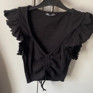 Top - Snygg kort topp från Zara. Fjärilsärmar. Använd en gång. 
