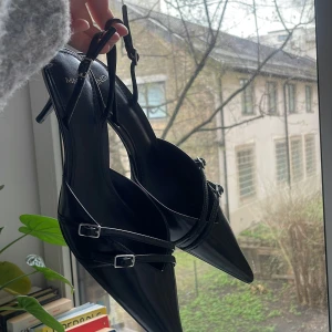 Svarta klackar - kan gå ner till 500kr vid snabb affär. släljer mina svarta helt oanvända nya klackar från mango, kan inte lämna tillbaka dom då jag kastat kvitto och dom passar inte med min tänkta outfit.☺️ köpte för ca 600