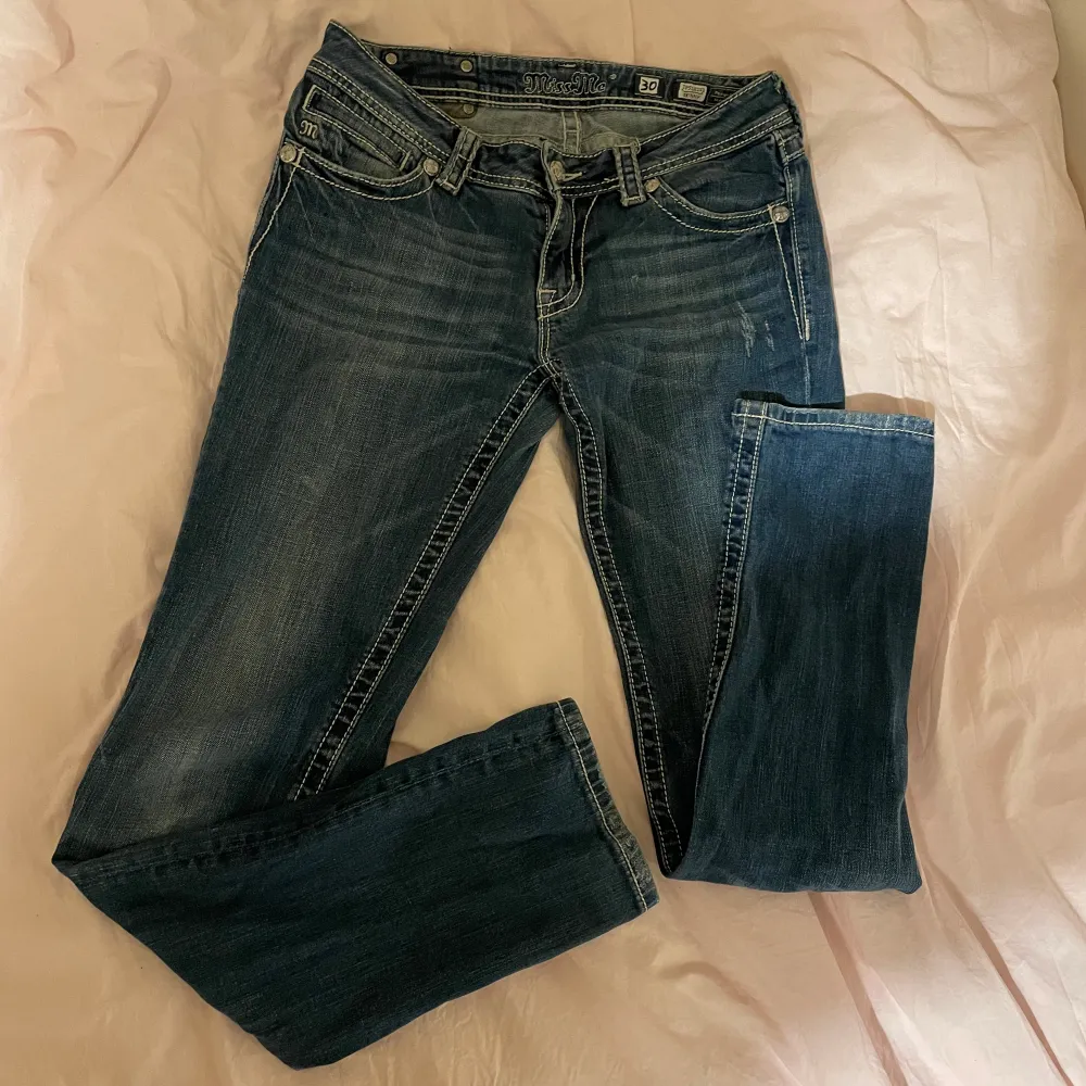 Ett par supersnygga, lågmidjade jeans från miss-me som tyvärr var för stora för mig. Jag är 173 cm och de går hela vägen ner till golvet💗. Jeans & Byxor.