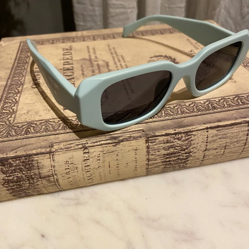 Prada 17ws solglasögon i turkos blå färg i fint skick . Accessoarer.