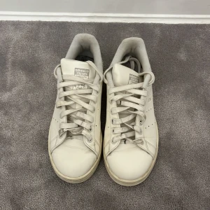 Stan smith  - Säljer stan smith storlek 38. Tvättar snörena innan någon köper! Skorna är inte så använda så mycket för det blev försmå snabbt. Dom är gråa där bak!