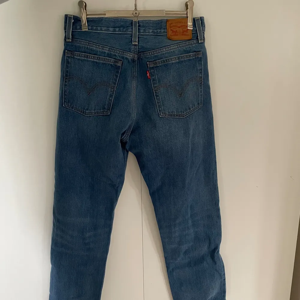 Jag säljer även dessa mörkblå Levi’s jeans. Aningen för korta för mig som är 173 cm lång. De passar mig bra i midjan som normalt har storlek 36. Säljer billigt pågrund av rensning inför flytt! Nypris 1200. Skriv gärna för fler frågor eller mått. 🤍. Jeans & Byxor.