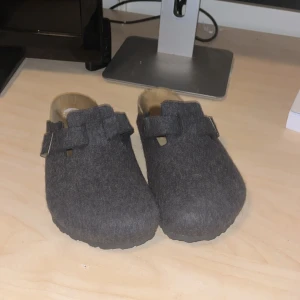 Birkenstock - Nyskick. Sköna tofflor använda typ tre veckor då och då.  Nypris typ 1800 Endast inomhus 