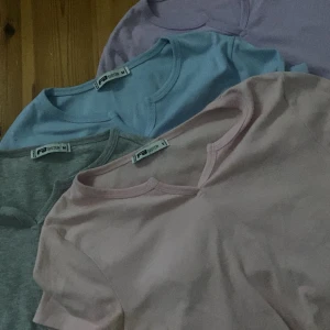 t shirts - Ljusblå, ljusgrå, ljuslila, ljusrosa helt nya aldrig använda. Storlek S och M
