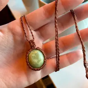 Handgjord Oliv serpentin halsband gjord med kärlek 🌿  Längden på bandet går att justera 🌞  Kristallen kallas även för Lizardit 🌿  Lizardit rensar och befriar dig från känslomässiga blockeringar. Det är en perfekt healing sten 🧘🏻‍♀️🌞🌸💗  