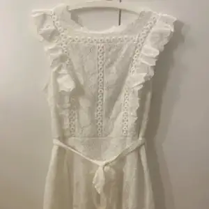 Säljer denna söta klänning från Dennis Maglic!!💕Helt ny endast testad och har lappen kvar! Köpt för 900 mitt pris 400kr💗den är i storlek L men passar mig som vanligtvis har S/M💕💕