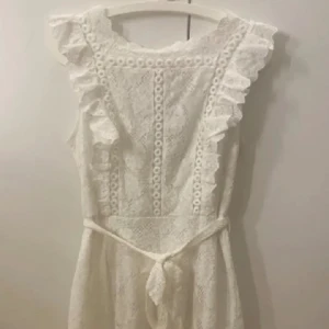 Vit klänning💕 - Säljer denna söta klänning från Dennis Maglic!!💕Helt ny endast testad och har lappen kvar! Köpt för 900 mitt pris 400kr💗den är i storlek L men passar mig som vanligtvis har S/M💕💕