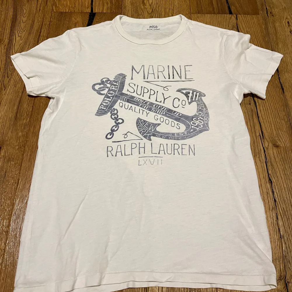 Sjukt fet ralph lauren tshirt med tryck, perfekt för sommaren. Väldigt fint skick, som ny i princip. Storlek S. Hör av er vid frågor!. T-shirts.