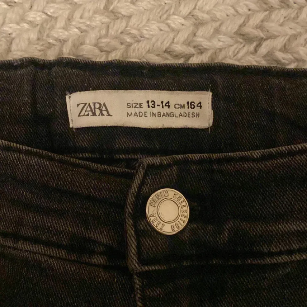 Jätte fina bootcut jeans med slits från zara  i storlek 13-14år. Skriv för fler frågor/bilder. Jeans & Byxor.