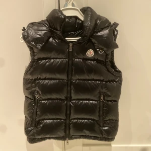 Moncler väst - Tjena, säljer nu min moncler väst i storlek 1/S, priset är inte hugget i sten och kan diskuteras vid en snabb affär!