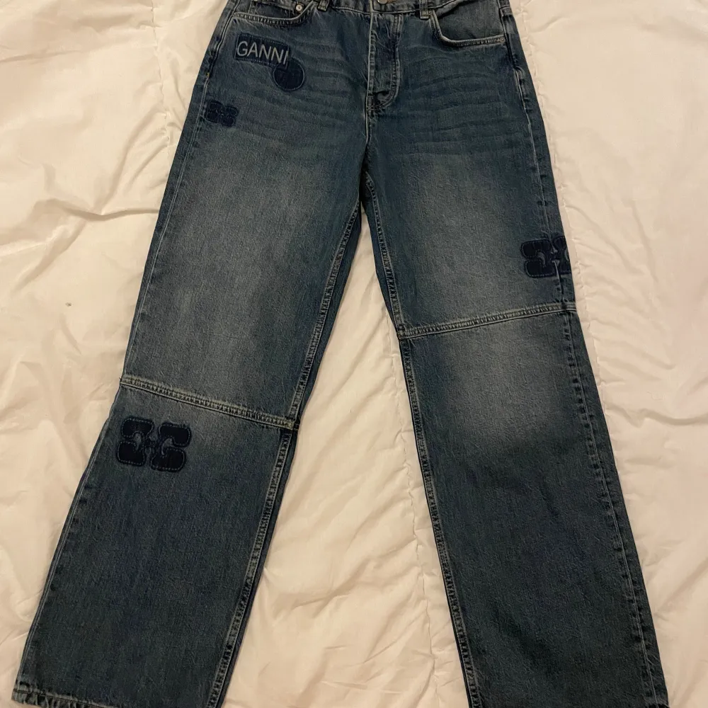 Helt oanvända jeans från Ganni med patchwork. De är storlek 40/L och är true to size. Är i helt nyskick och nypris 2300kr. . Jeans & Byxor.