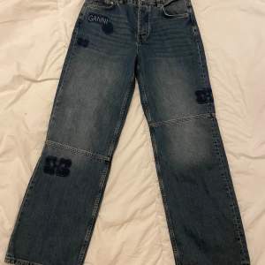 Helt oanvända jeans från Ganni med patchwork. De är storlek 40/L och är true to size. Är i helt nyskick och nypris 2300kr. 