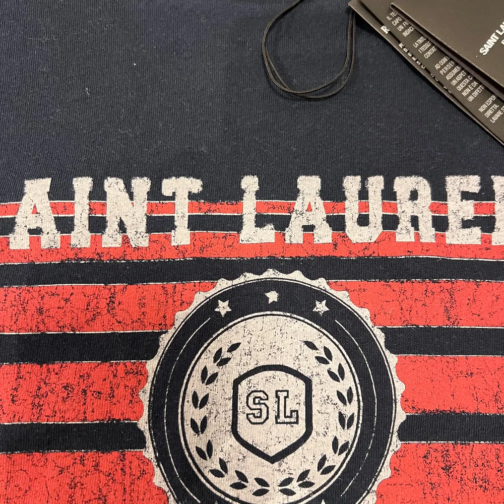 Säljer denna eftertraktade tshirten från saint Laurent. Som ny, använd 2 ggr. Storlek L passar lite mindre. Tags medföljer vid köp.. T-shirts.