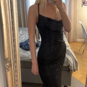 Glittrig klänning - Jättefin glittrig långklänning från Nakd!Säljer då den inte passar mig, jag köpte den för 599kr. Skriv privat för fler bilder och info🩷 (aldrig använd, prislappen sitter kvar)