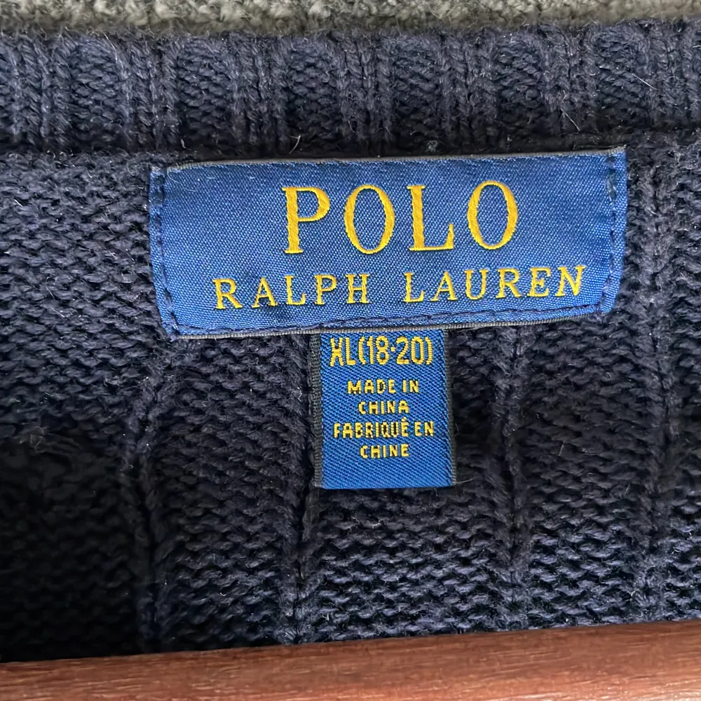 Säljer en marinblå kabelstickad Ralph Lauren tröja i storlek S/M (18/20 år). Tröjan är i väldigt bra skick och har sin fina färg kvar. Stickat.