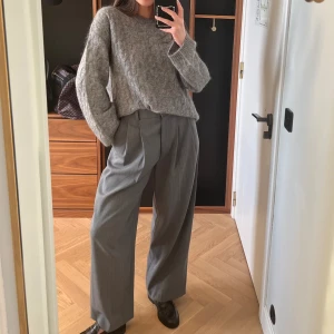 Kabelstickad Arket Grå - Säljer denna tröjan. Säljer även byxorna i en separat annons🩶