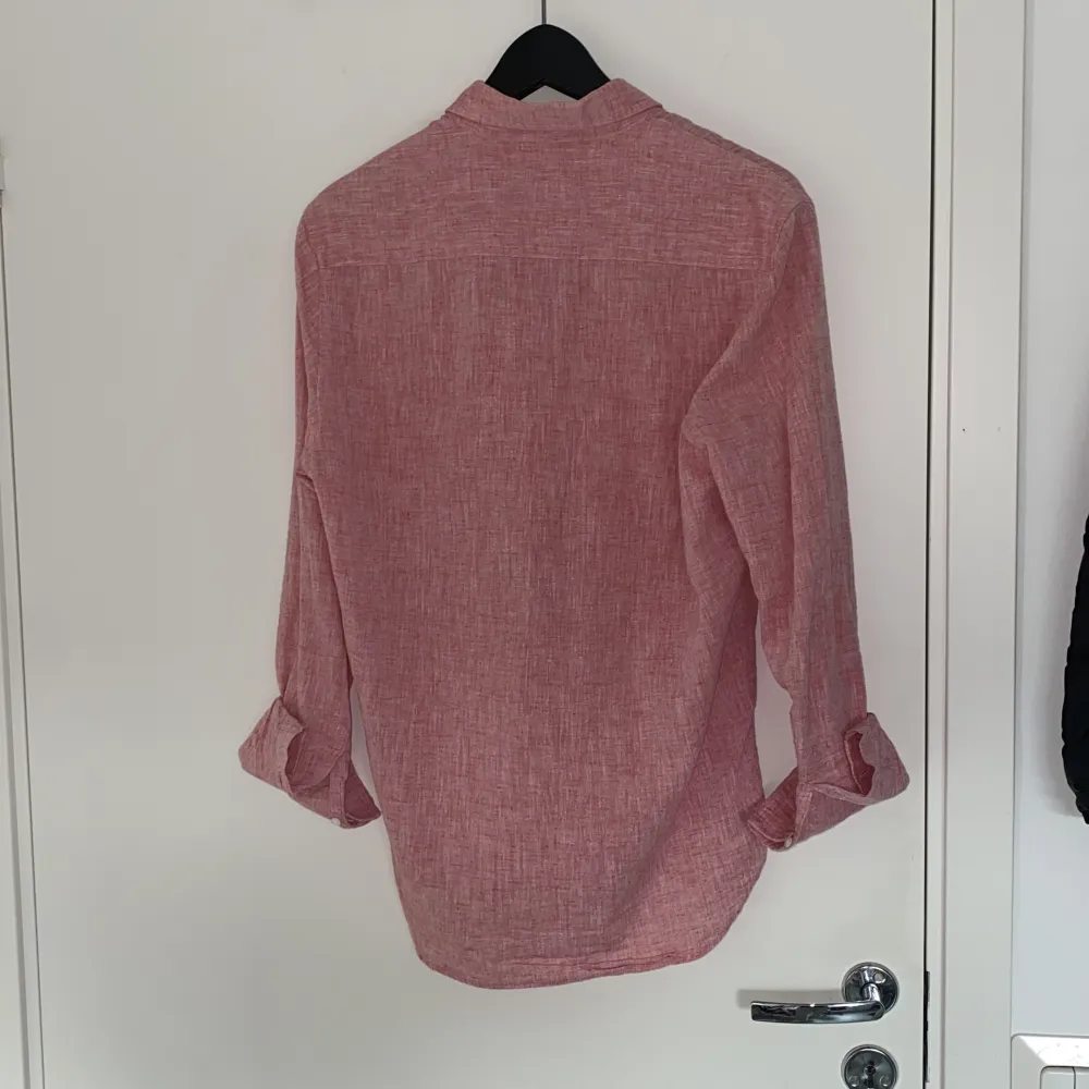 Röd/Rosa linneskjorta från Oscar Jacobsson. Jättefint skick och kvalitet.. Skjortor.