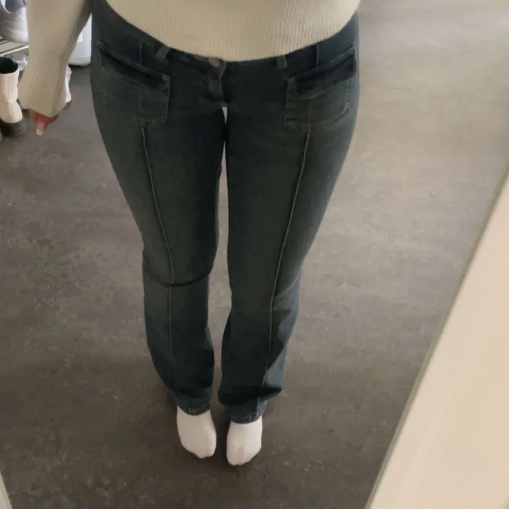Blåa jeans som använts 4 gånger och inte kommer till användning mer. Jag är 165 cm och de går ner till marken✨ Nypris 699kr. Jeans & Byxor.