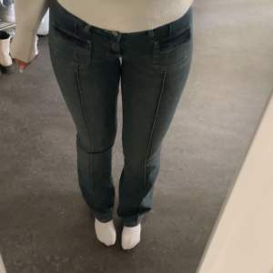 Blåa jeans som använts 4 gånger och inte kommer till användning mer. Jag är 165 cm och de går ner till marken✨ Nypris 699kr