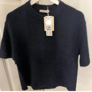 Stickad t-shirt - Från ginatricot, helt ny storlek S, helt slutsåld överallt