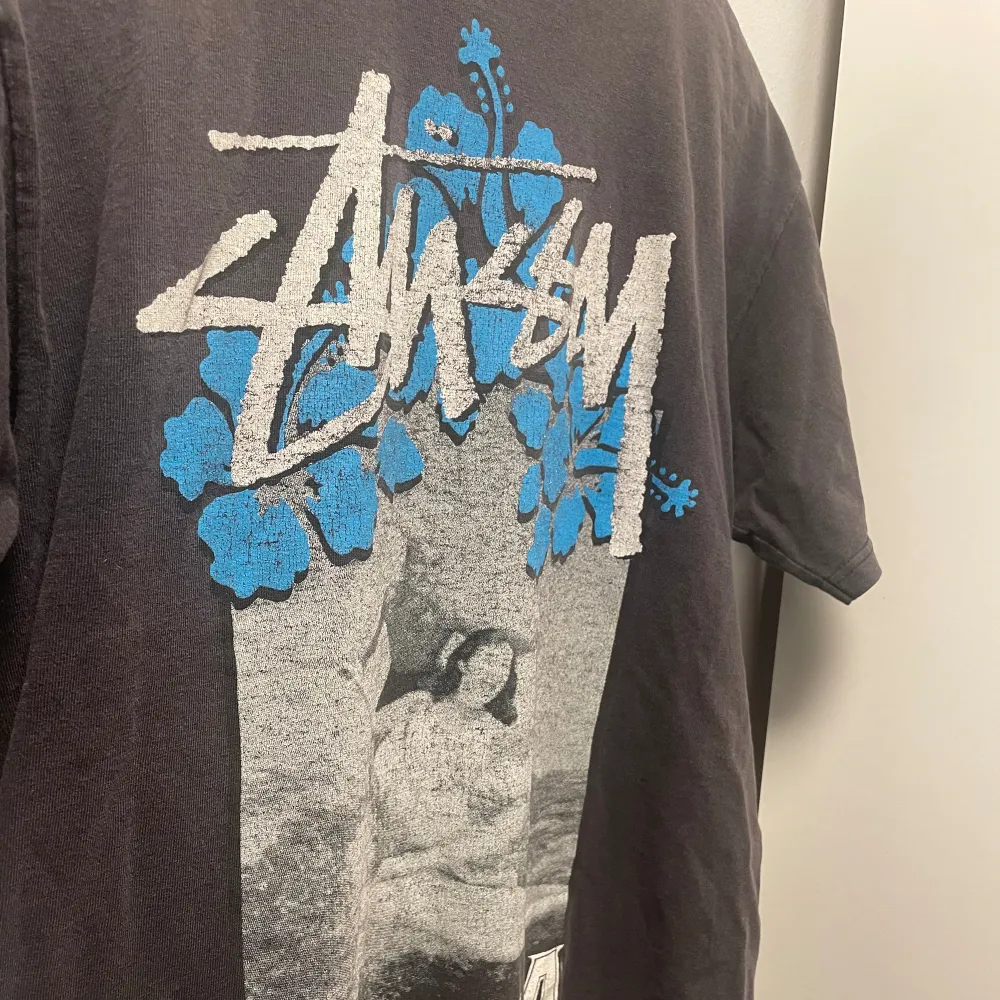 En riktigt snygg stussy tee från tidigt 2000-tal med en sjuk fade. Köpt från scandivintageshop. Inga defekter förutom faden men gör det bara fetare imo. Kom privat för fler frågor. . T-shirts.