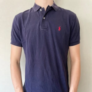 Ralph lauren pike - en fet ralph lauren pike till ett bra pris! modellen är 191 cm och väger 75 kg. Modellen passar större