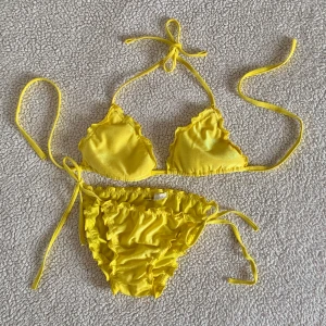 Calzedonia gul glittrig bikini  - Supersnygg gul glittrig bikini från Calzedonia. Använd enstaka gång. Storlek 75B i överdel och S i trosor. I mycket bra skick. Samma modell som på sista bilden fast gulglittrig.