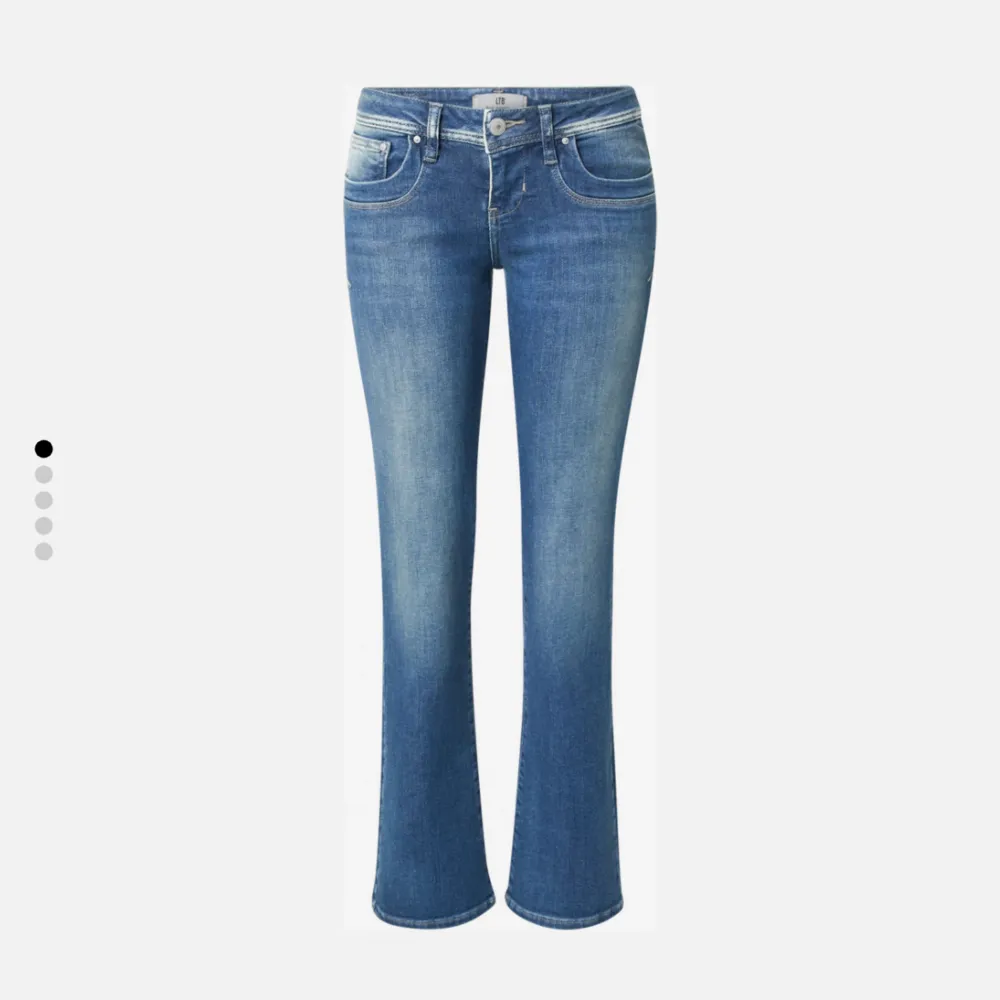 Skitsnygga jeans som bara använts två gånger pga för stora med inga defekter💕 Kan gå ner lite i pris vid snabb affär :). Jeans & Byxor.