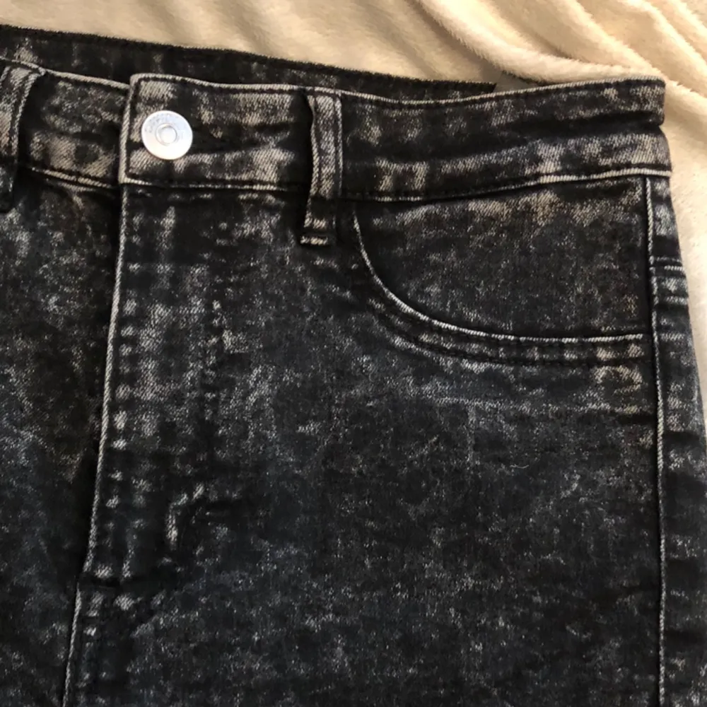 Jeans st 36, Divided. Stretch i svart melerade. Nyskick  Dottern var 170 då och längden räckte. H&M. Jeans & Byxor.