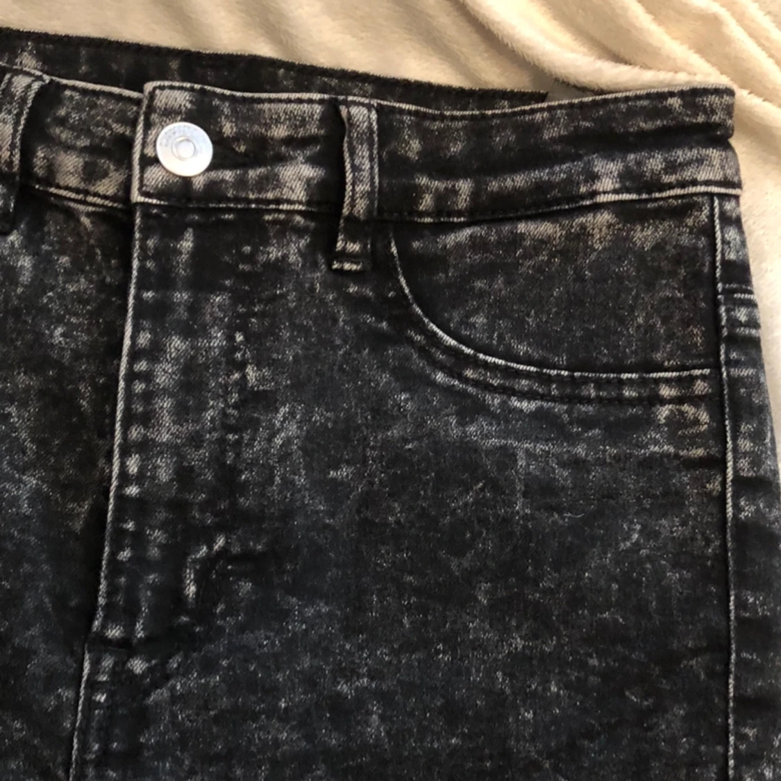 Jeans i svart st 36 / melerade  - 92