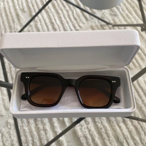 04 chimi Brown  - Säljer dessa bruna chimis i modell 04 som jag köpte för några veckor sen. Använda ett fåtal gånger. Nypris 1200