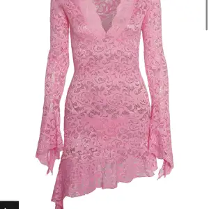 söker iamgia rosa spets klänning i storlek xs , skriv i  dm 